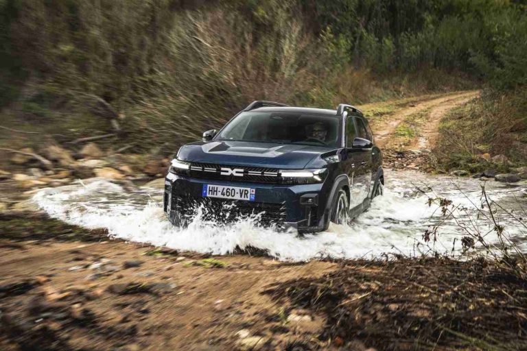 Orders Open in the UK for New Dacia Duster and Bigster Hybrid 150 4×4