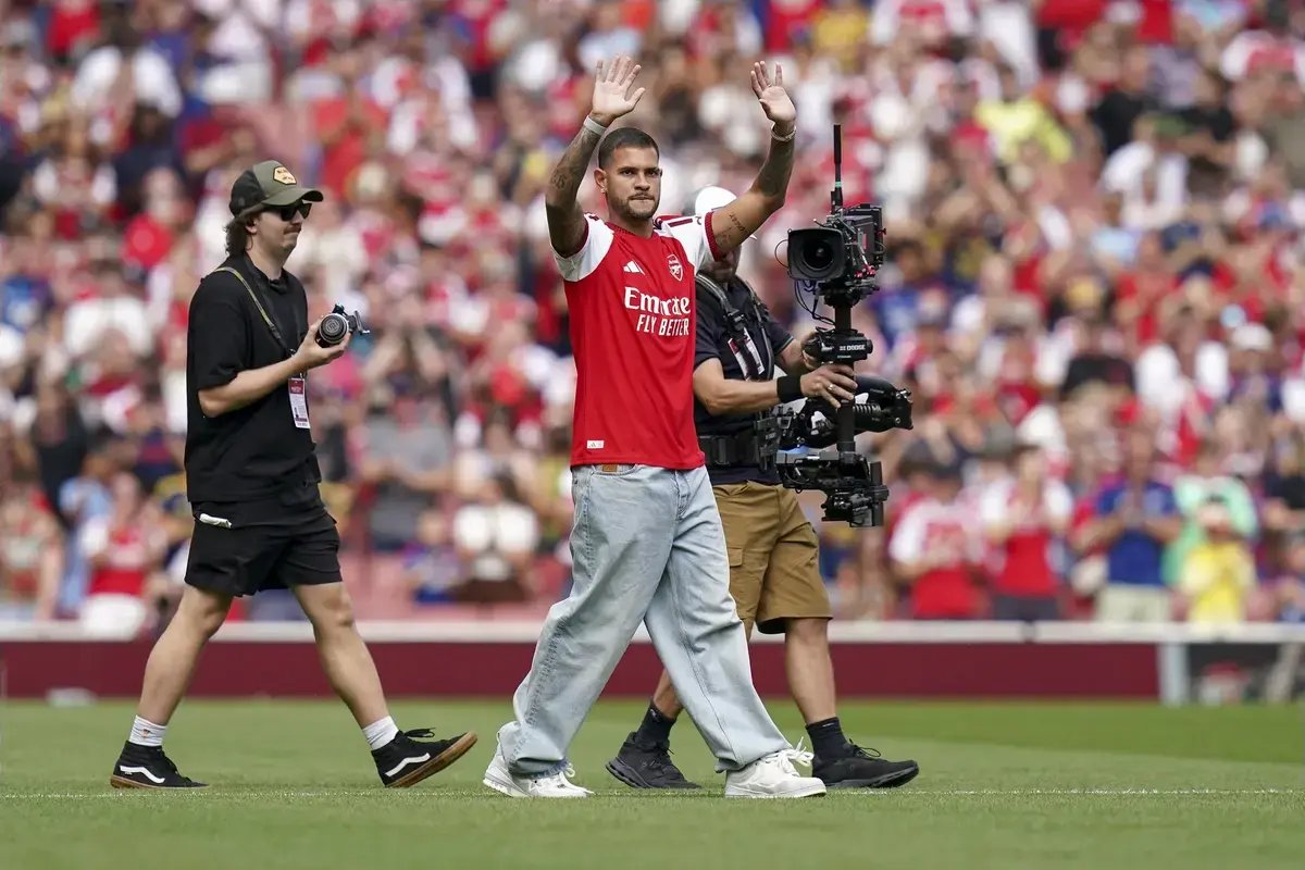 Summer 2026 Transfer Window Explodes: Arsenal Seal Guimarães, Salah Heads to Turkey, and PSG Snaps Up Digne