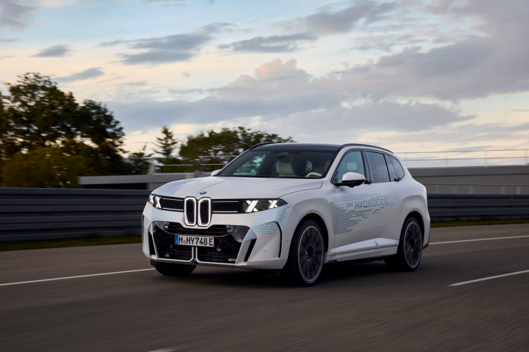 BMW iX5 Hydrogen: Testing Under Real Driving Conditions, Prototype Assembly and Industrialisation in Parallel