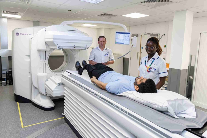 Colleagues-demonstrating-the-capabilities-of-the-GE-HealthCare-Aurora-SPECTCT-camera-at-the-Nuclear-Medicine-department-Glenfield-Hospital.jpg